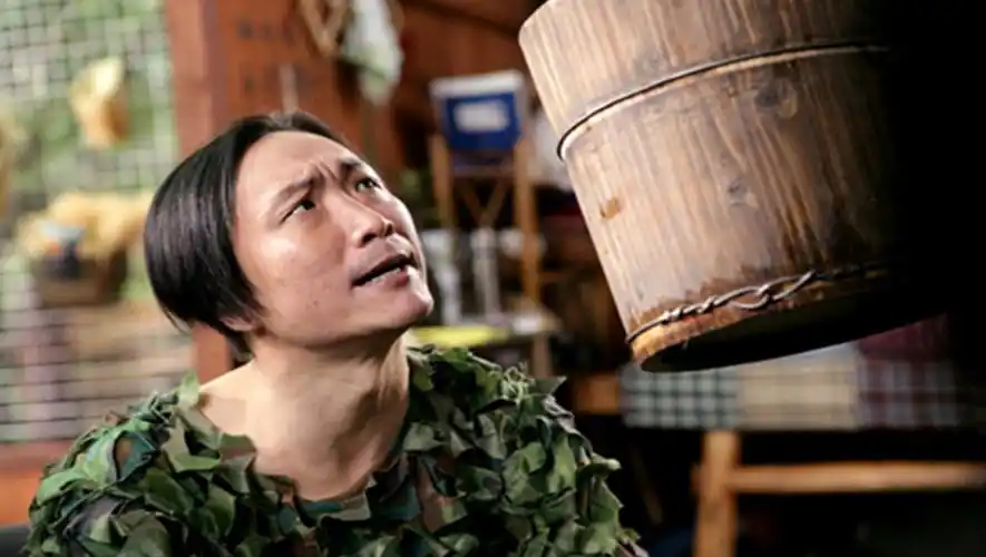 情伤的杨千嬅一人走进酒吧,狂饮8杯长岛冰茶,痛哭流涕.