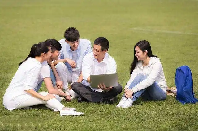 高考结束后,同学们从高中生转变为大学生,刚开始肯定是迷茫无措的,有