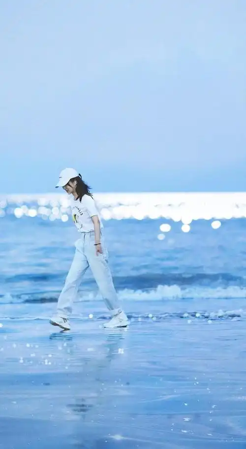 杨紫海边拍美照,白t恤配牛仔裤,显得格外清爽,造型满分