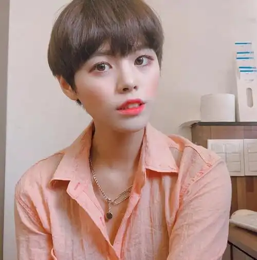 不一样的蘑菇头发型