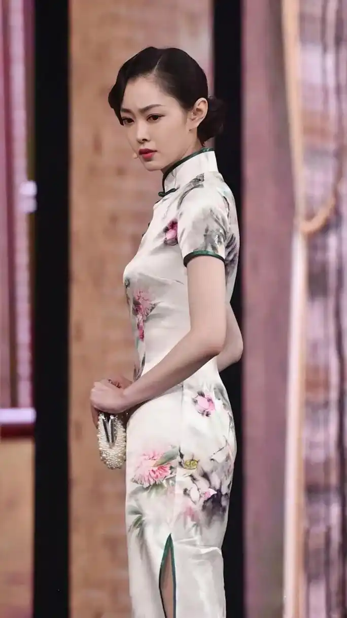 身穿旗袍裙的宋轶,你看漂亮吗?