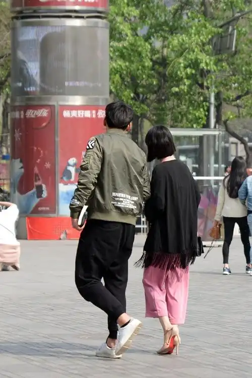 来太古里逛街的一对对情侣
