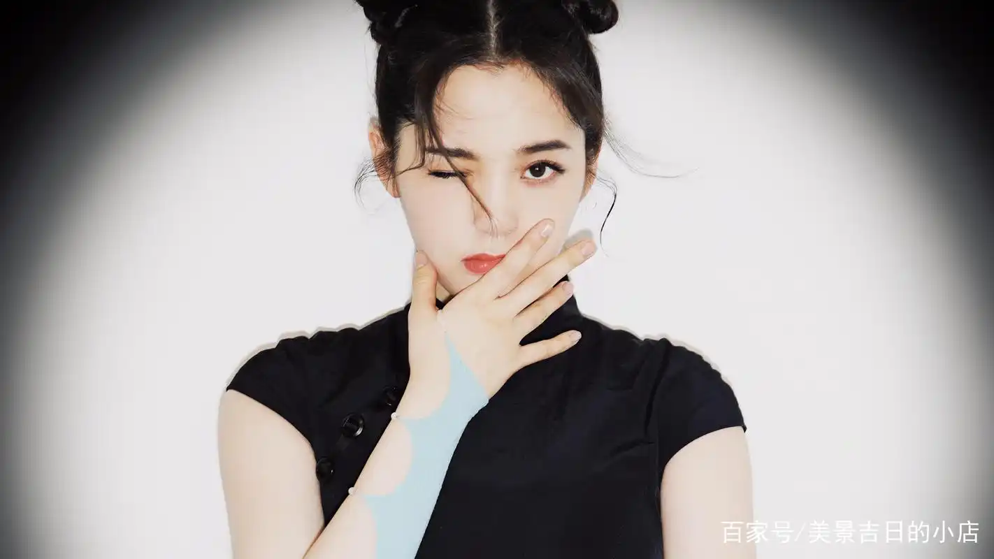 欧阳娜娜,黑色修身旗袍美照,双丸子头显得俏皮可爱,气场十足!