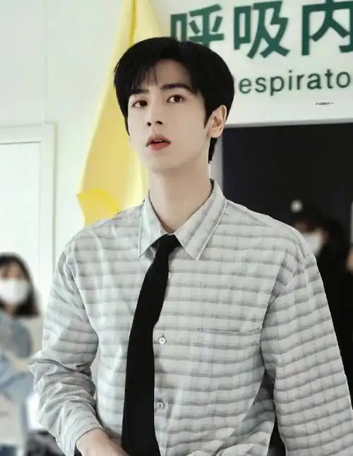 张凌赫新剧爱你杀青##黄晓明极挑第1期vs第11期腹肌对比