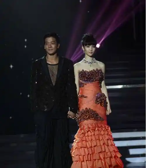 而在拍摄《无心法师》时,网传金晨和男主韩东君因戏生情,擦出爱情的