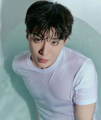 范丞丞身处浴缸之中,白t湿透显露优越肌肉线条,黑发稍显凌乱不失美感