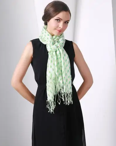 女士白色素雅印花时尚雪纺围巾披肩