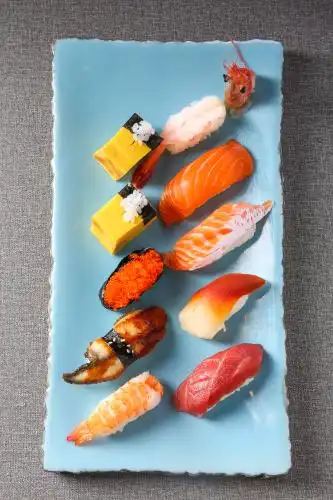 放在盘子里的寿司拼盘