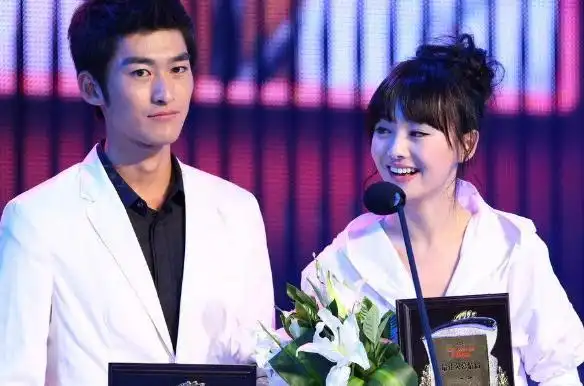 郑爽张翰跨年同台演唱,世纪复合有望?网友喊话:看着都觉得好酸