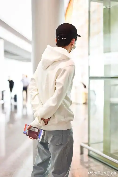 王俊凯出发前往巴黎时装周,机场白卫衣牛仔裤清爽少年感!