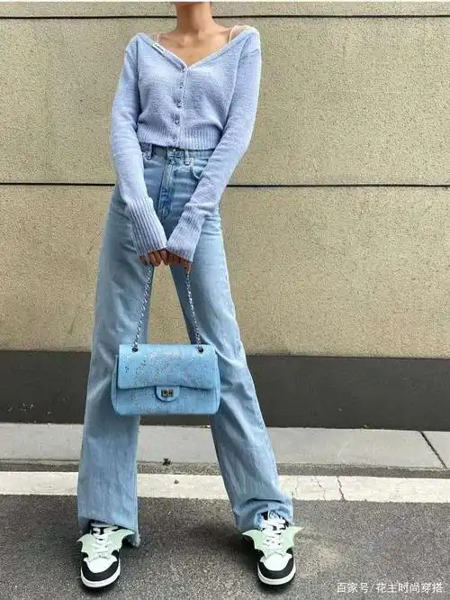 休闲风的穿搭少不了牛仔裤的搭配,牛仔的款型中,直筒的廓形是比较经典