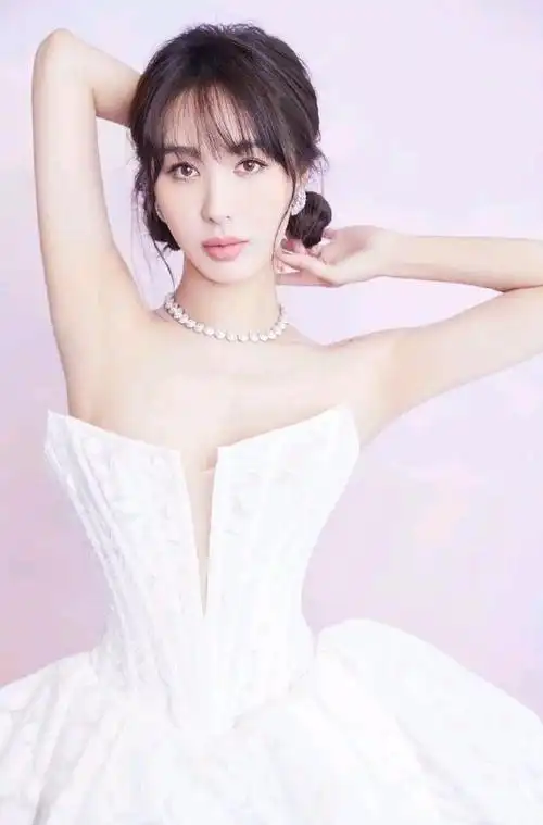 李菲儿一袭白色抹胸连衣裙,圣洁优雅知性女神