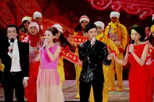 龙年春晚董卿多套礼服美艳变装 唱歌当托主持很忙碌