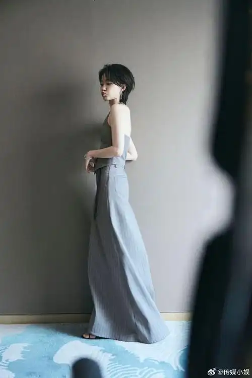 张小斐深v西装裙##张小斐年度影响力演员