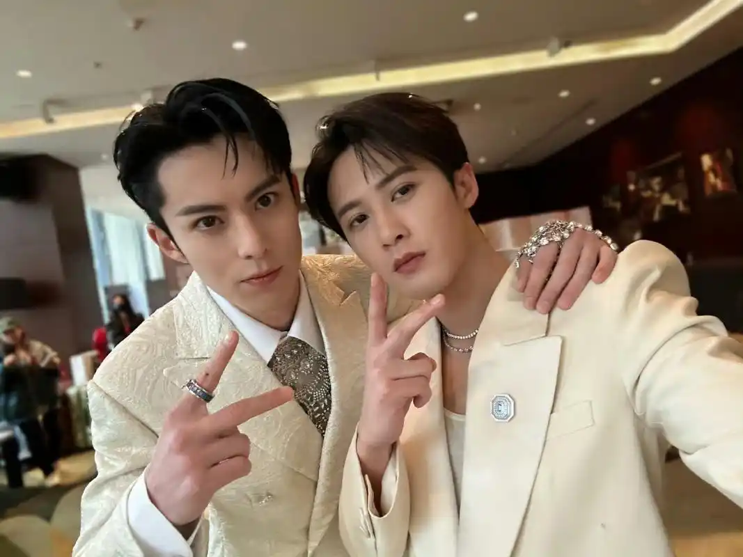 王鹤棣檀健次比耶合照 檀健次晒了微博之夜后台与王鹤棣的自拍照,两位