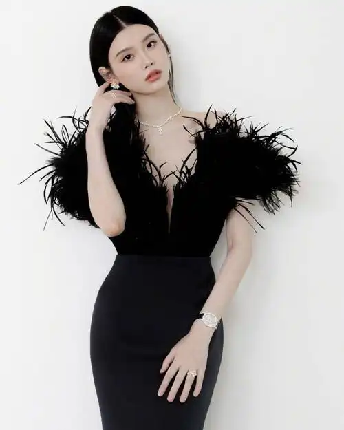 近日,中国的时尚圈再次被奚梦瑶所带来的一组黑白色调写真所征服.