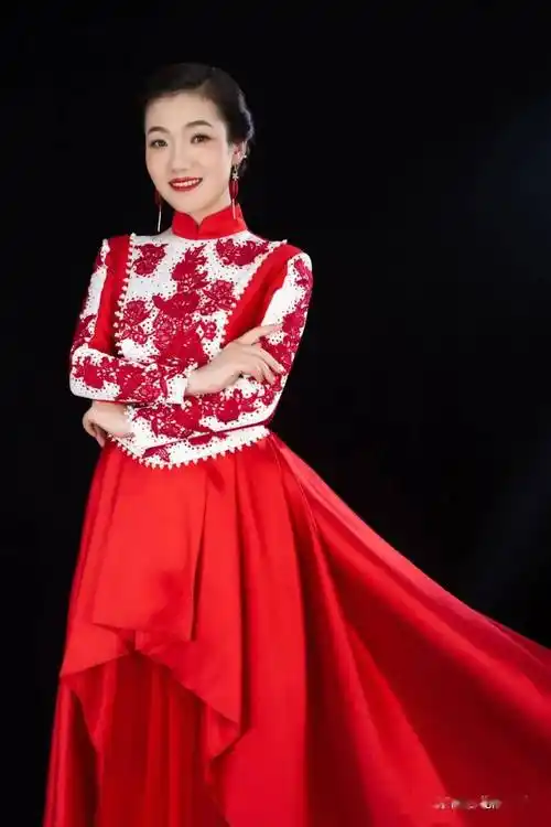 女,生于榆林佳县,自小喜欢唱歌,性格活泼开朗,热爱生活,酷爱陕北民歌