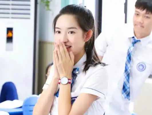 少年派难怪邓小琪被称校花当穿上彩虹裙网友天生丽质