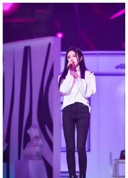 鞠婧祎魅力四溢!紫色look套装街拍曝光