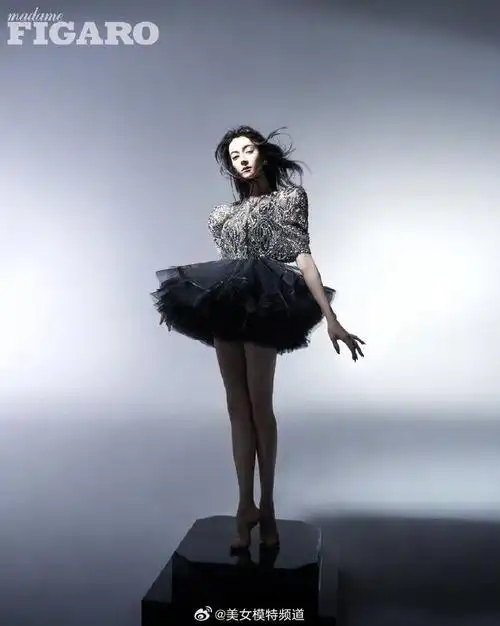 迪丽热巴穿短款蓬蓬裙秀美腿长卷发飘逸气质高贵优雅