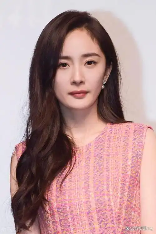 杨幂官宣解约,对嘉行传媒影响有多大?这是网上热议的话题.