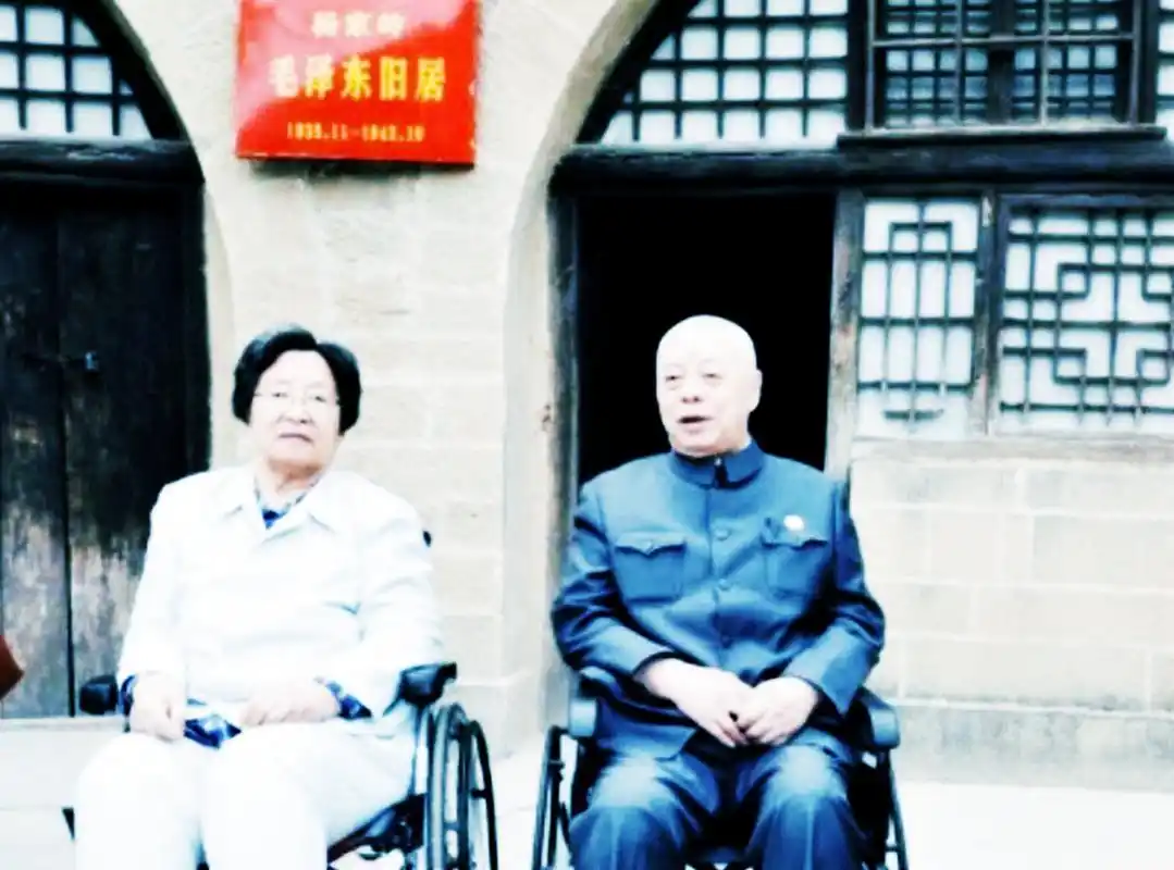 2015年,李讷和妻子王景清在延安父亲故居前被拍到.