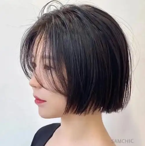 发型,短直发就是个不错的选择,头发长度刚刚好,搭配刘海,巨减龄巨瘦脸