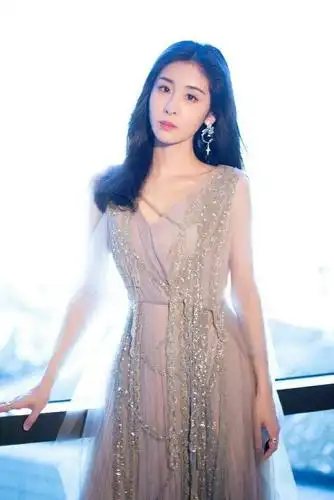 张碧晨为显高在裤腿"划两刀",站直后看仰拍效果,原来真的有用