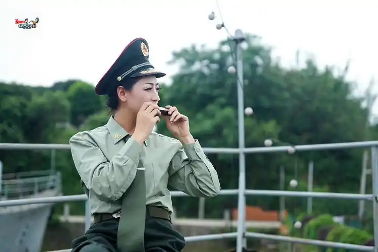 文艺女兵笑一笑