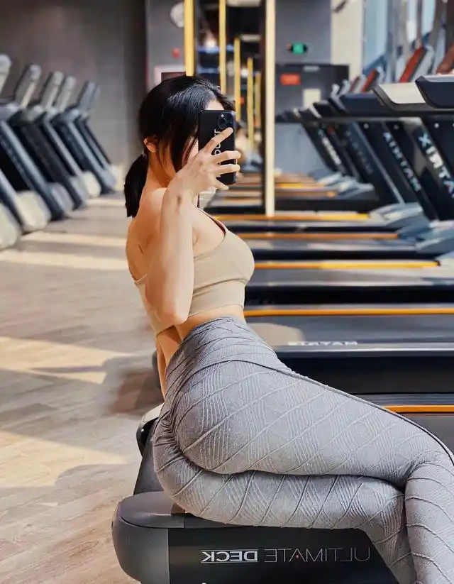 健身房美女锻炼完占用跑步机自拍秀翘臀!你是老板的话会怎么做!