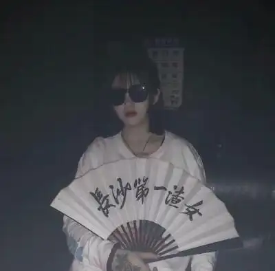 『拿扇子渣女头像』这里陌玖图源网络,侵删致歉拿图点赞,喜欢的关注