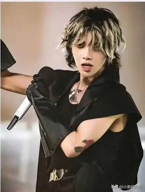 华晨宇扫楼近照曝光,身材引发热议!_音乐界_造型_网友