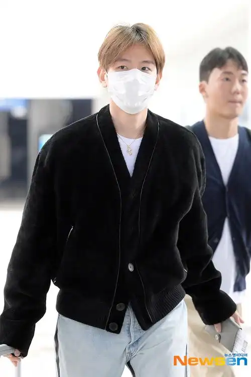 边伯贤超话@baekhyunee7#边伯贤#bbh bbx231103【newsen】仁川机场