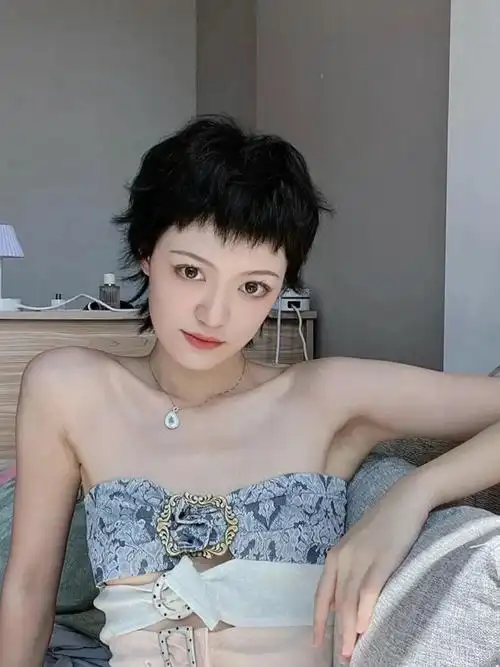 短发女生俏皮可爱