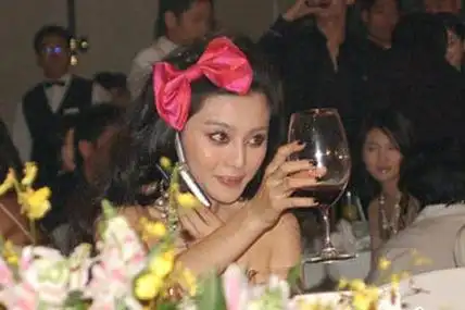 范冰冰范冰冰的酒局相对可是太多了,网上关于她喝酒的照片可是太多了