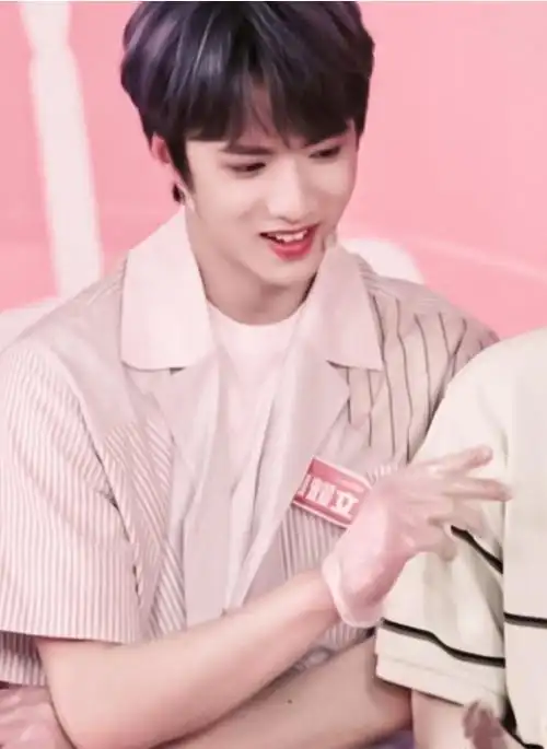 刘耀文晒拍立得##刘耀文拍立得背景好闪