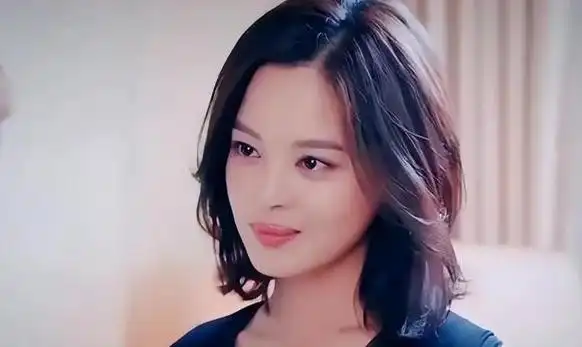 性感尤物辛芷蕾性感的不止厚嘴唇身材更是让人羡慕