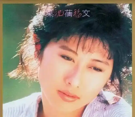 这张专辑以三十五万张的惊人数字坐上销量冠军,横扫各大颁奖礼,半个月