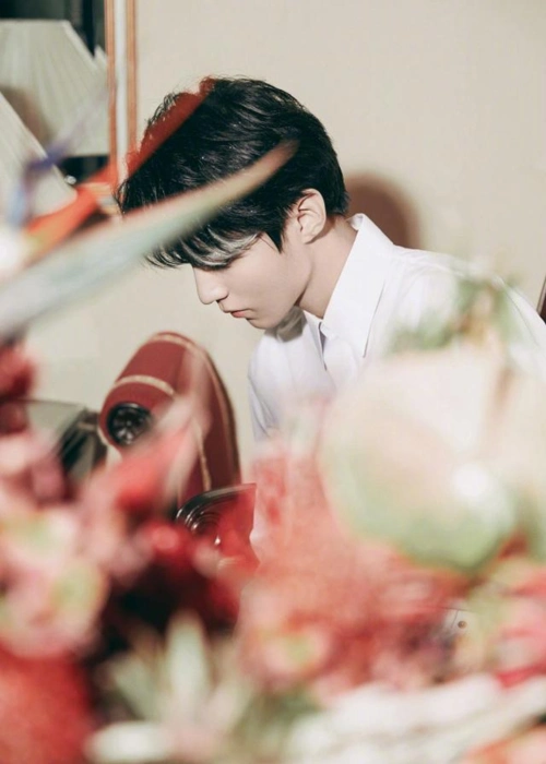 王俊凯白衬衫配挑染刘海气质干净少年感满满