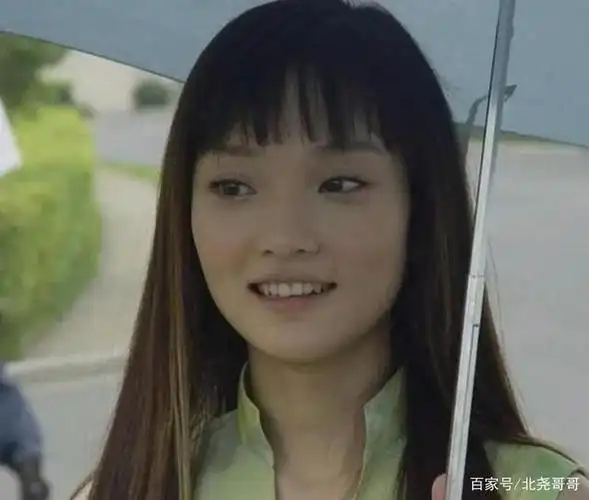 不知道大家看没看过李小璐刚出道时候的样子,那时候的她还是很朴素的