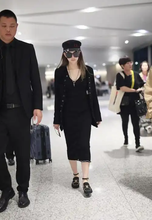 日前,昆凌现身机场,带着墨镜,一身全黑look气场超强.