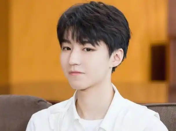 王俊凯厚刘海发型,王俊凯《重生之门》成网络剧5月热度榜榜首