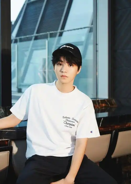 王俊凯黑白运动风大片帅气小凯营业