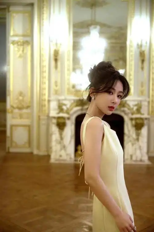 杨紫补齐时尚短板新亮相穿露背高定美貌封神凹姿势大秀蜜桃臀