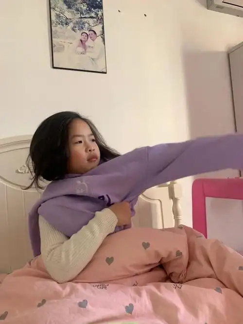 在闹钟的提醒下,我擦着眼睛,开始穿衣服啦!