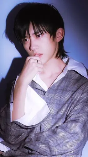 易烊千玺帅气高清手机壁纸图片