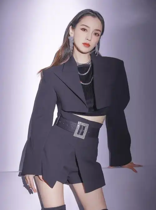 杨颖穿黑色露脐套装大秀小蛮腰,霸气又美艳,钻石耳饰超惹眼