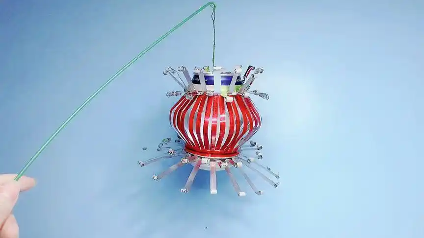 易拉罐不要丢,废物利用剪一剪卷一卷做成灯笼,好看又实用#手工