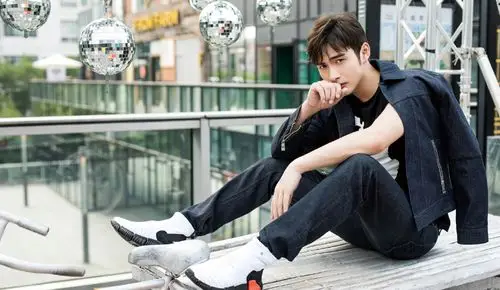 人气小生张彬彬最新时尚街拍高清图片15