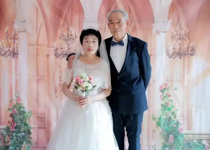 80岁大爷结婚新娘是屏幕里的女主持揭露人为什么要结婚的真相